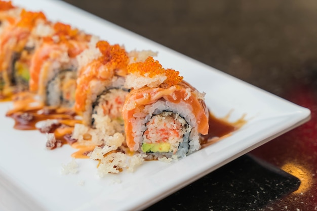 Rollos de sushi de salmón