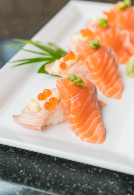 Rollos de sushi de salmón