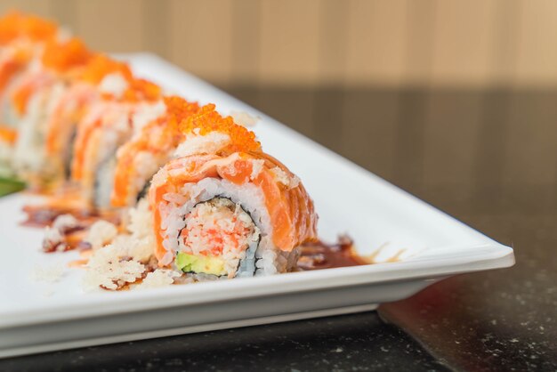 rollos de sushi de salmón