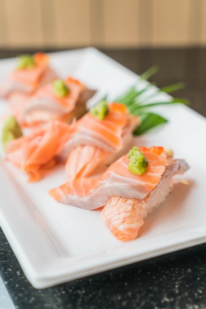rollos de sushi de salmón