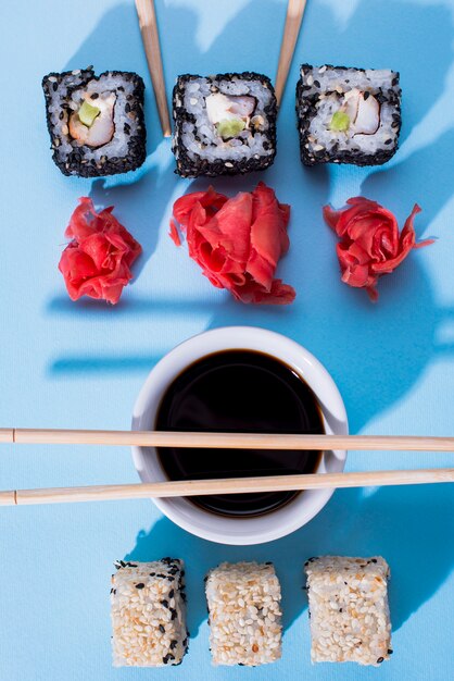 Rollos de sushi con salsa de soja