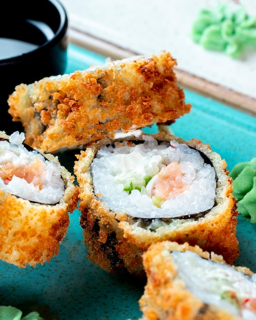 Foto gratuita rollos de sushi servidos con wasabi y salsa de soja