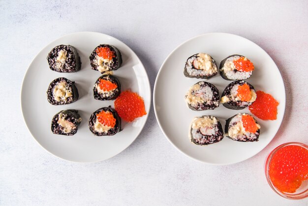 Rollos de sushi surtido con caviar