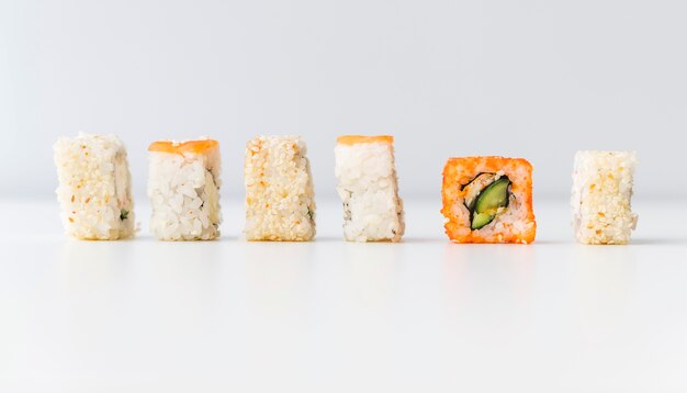 Rollos de sushi surtidos en fila