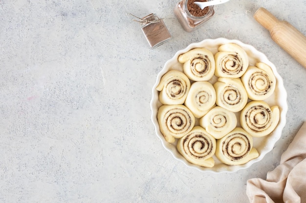 Foto gratuita rollos tradicionales de canela preparación de la masa rollos dulces caseros