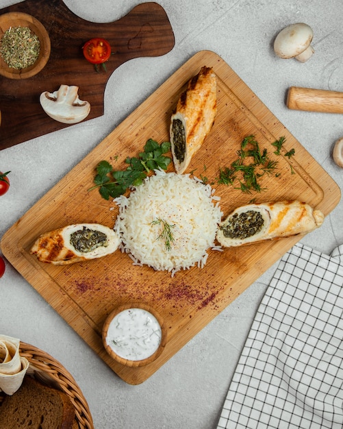 rollos de vegetales servidos con arroz