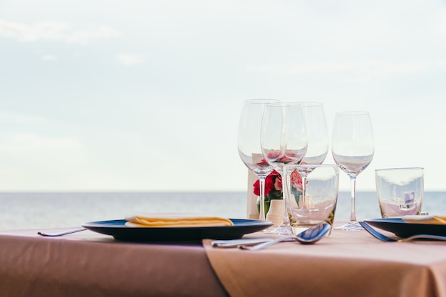 Foto gratuita romántica mesa de comedor con copa de vino y otros.