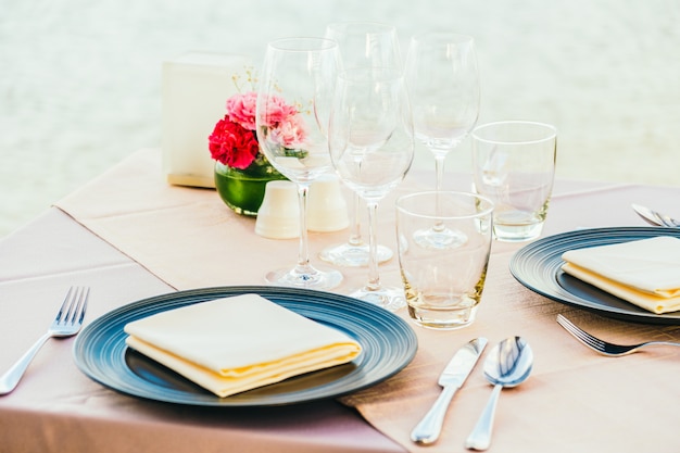 Romántica mesa de comedor con copa de vino y otros.