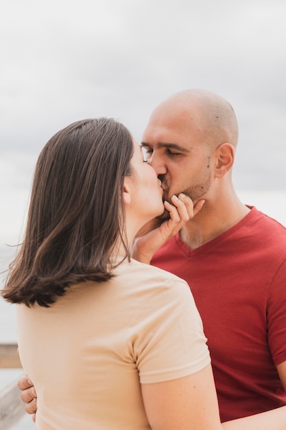 Foto gratuita romántica pareja besándose