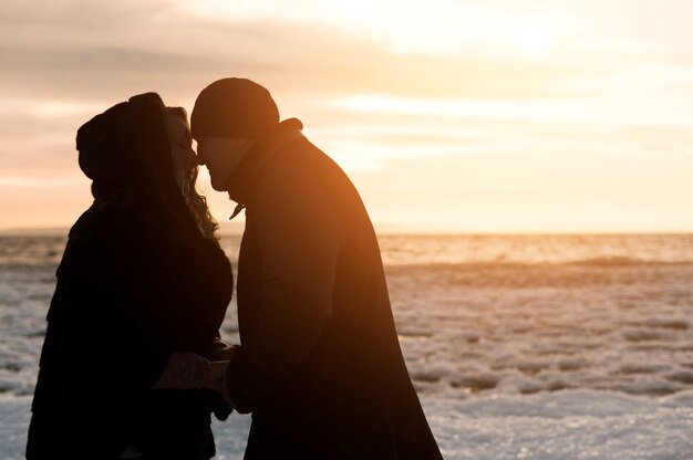 Romántica pareja senior en la playa