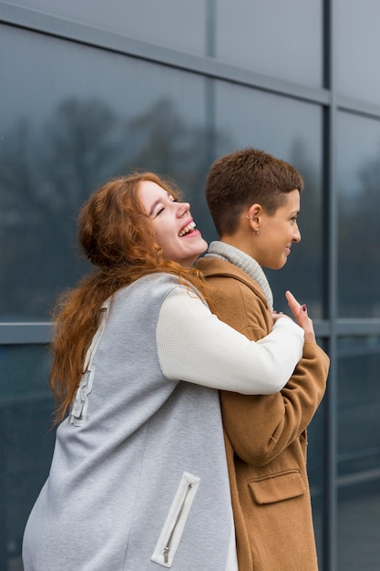 Románticas mujeres jóvenes juntas en el amor