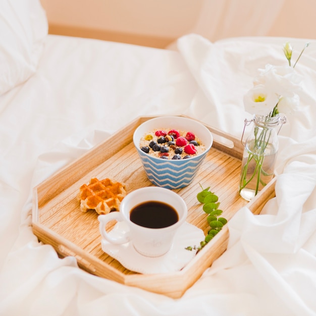 Romántico arreglo de desayuno en bandeja