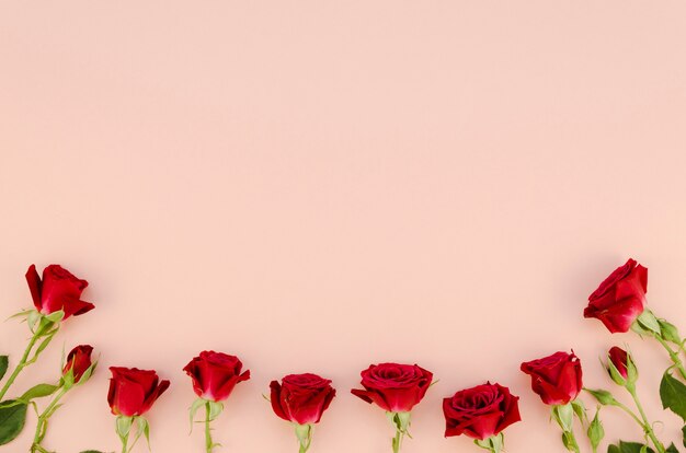 Romántico arreglo de rosas rojas copia espacio