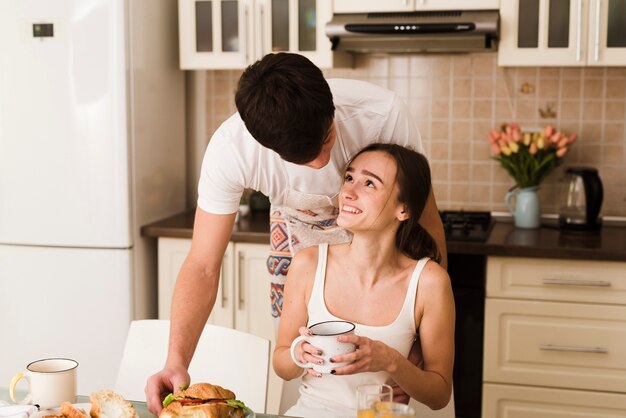 Romántico joven enamorado de mujer