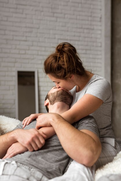 Romántico joven y mujer besándose