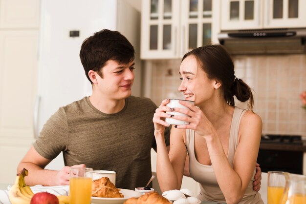 Romántico joven y mujer sonriendo