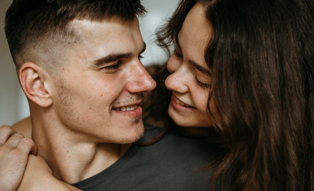 Foto gratuita romántico, pareja joven, enamorado