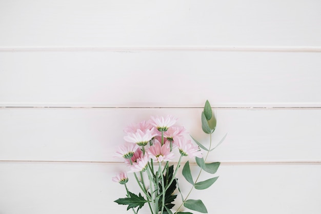 Romántico ramo de flores en blanco