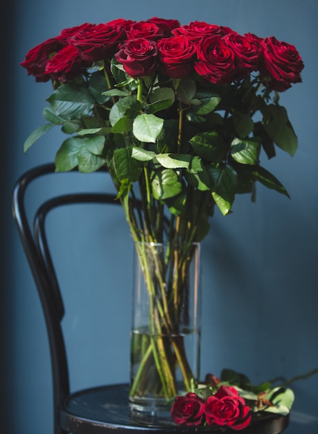 Romántico ramo de rosas de terciopelo rojo dentro de un jarrón con agua