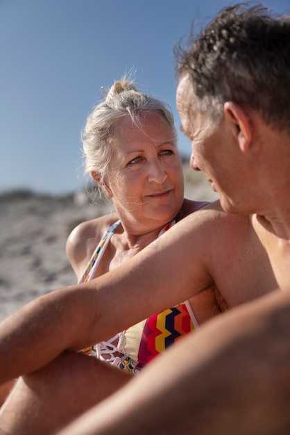 Románticos ancianos en la vista lateral de la playa