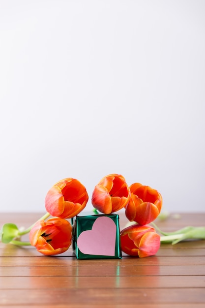 Foto gratuita romanticos rosas y corazón de papel