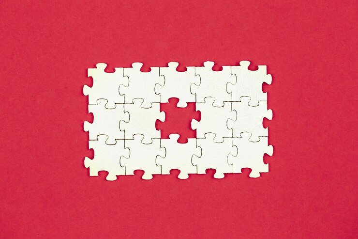 Foto gratuito rompecabezas blancos sobre un fondo rojo plano