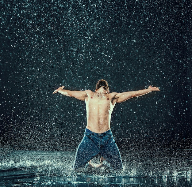 Foto gratuita romper bailarina en agua