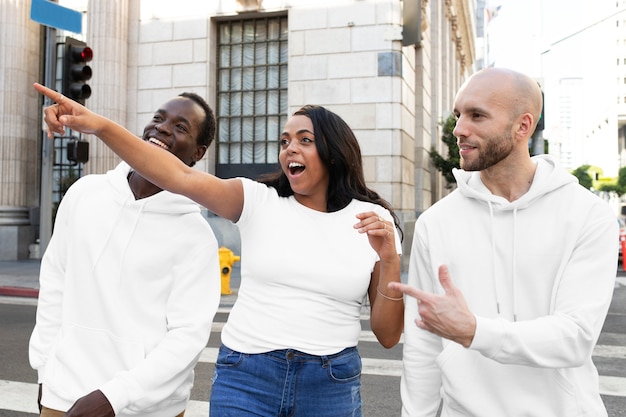 Ropa blanca simple, estilo callejero, ropa para hombres y mujeres, sesión al aire libre.