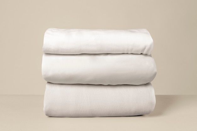 Ropa de cama blanca apilada