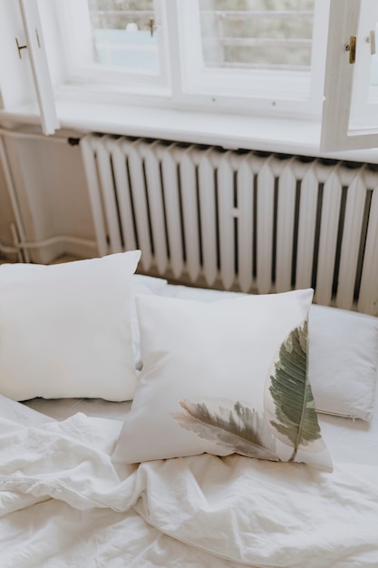 Foto gratuita ropa de cama blanca en un dormitorio.