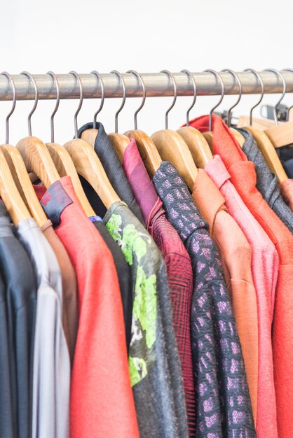 Ropa hermosas en la tienda de compras