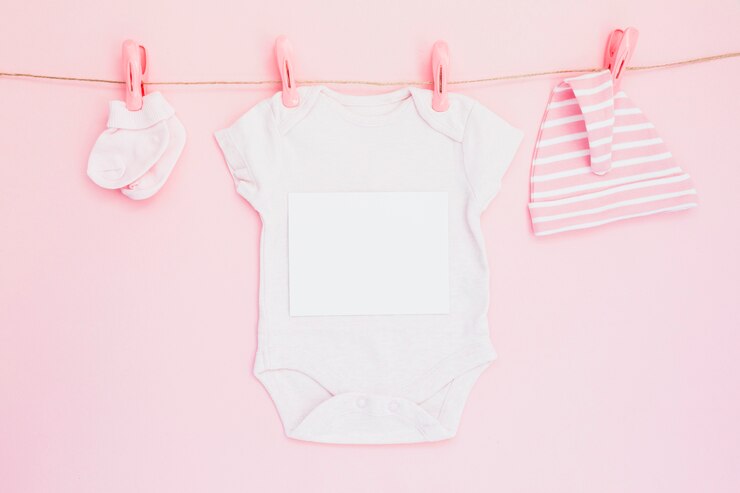 Foto gratuito ropa infantil compuesta en una cuerda