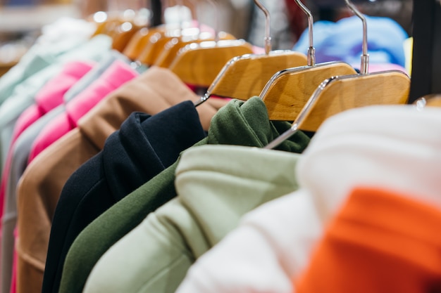 Ropa de moda en perchas en el show