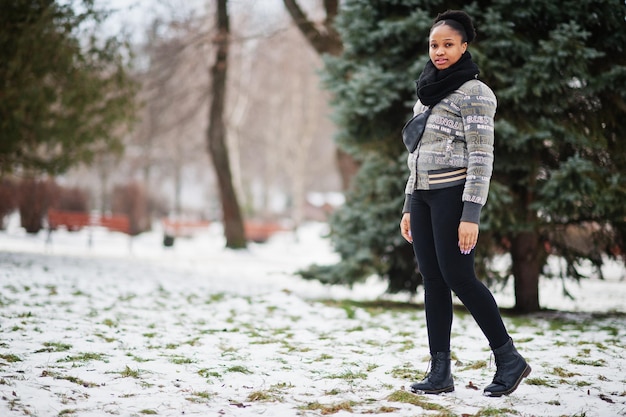 Ropa de mujer africana en pose de bufanda negra en día de invierno en Europa