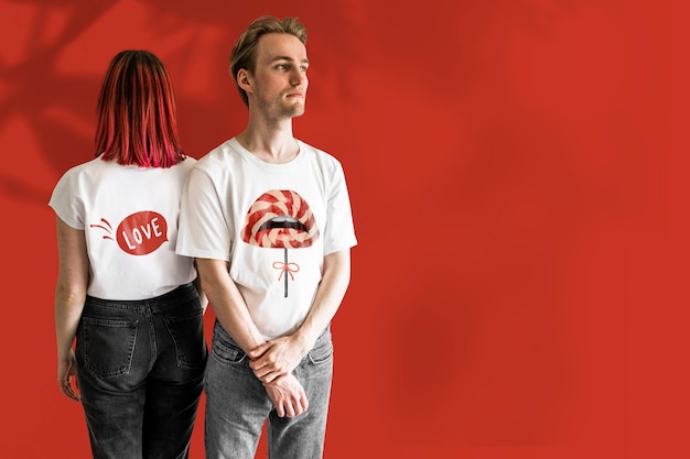 Foto gratuita ropa de san valentín pareja camisetas tema de labios