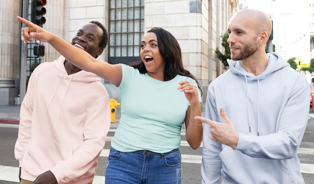 Ropa simple colorida, estilo callejero, ropa para hombres y mujeres, sesión al aire libre.