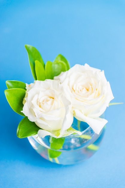 Rosa blanca en florero de cristal