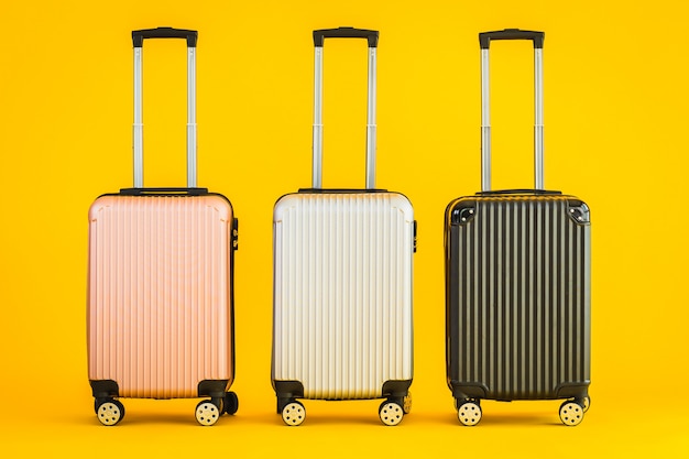 Foto gratuita rosa gris negro color de equipaje o bolsa de equipaje para viajes de transporte
