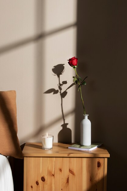 Rosa y libro en mesita de noche para sant jordi