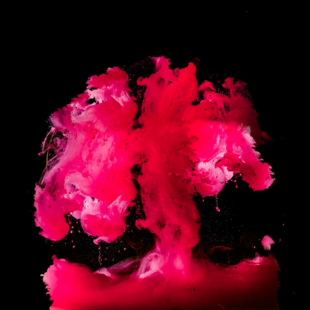 Foto gratuita rosa nube de tinta en negro