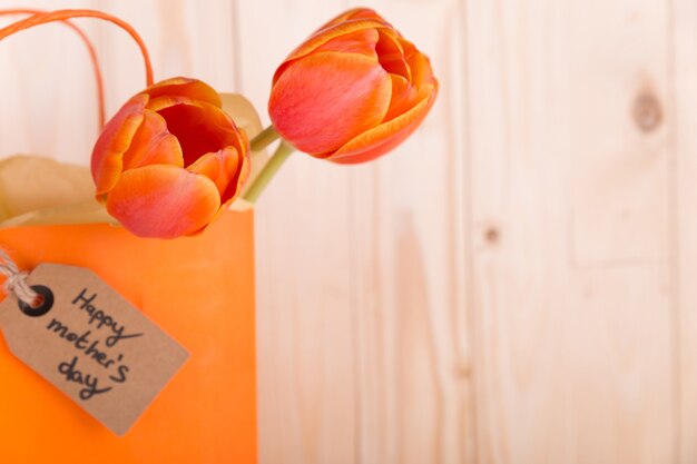 Rosas en bolsa con etiquete para el día de la madre