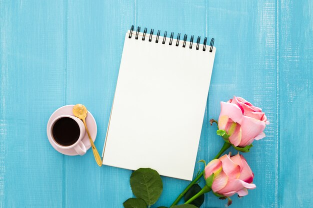 rosas, café y cuaderno