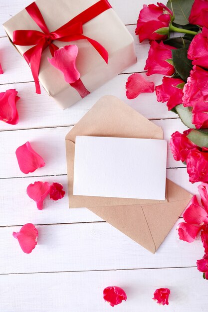 Rosas y caja de regalo para San Valentín