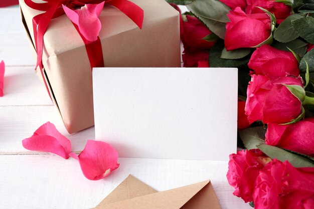 Rosas y caja de regalo para San Valentín