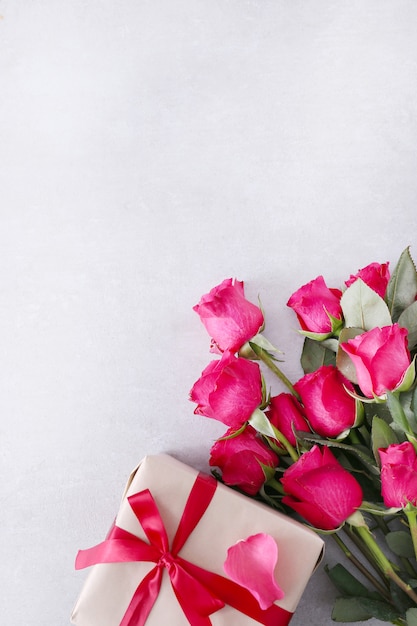 Rosas y caja de regalo para San Valentín