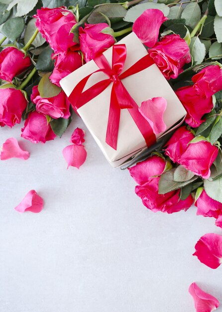 Rosas y caja de regalo para San Valentín