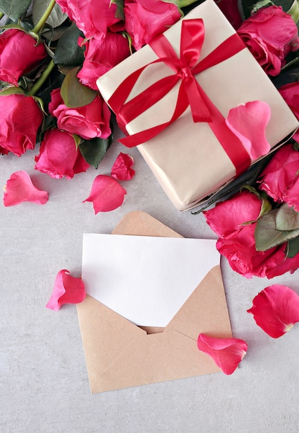 Rosas y caja de regalo para San Valentín