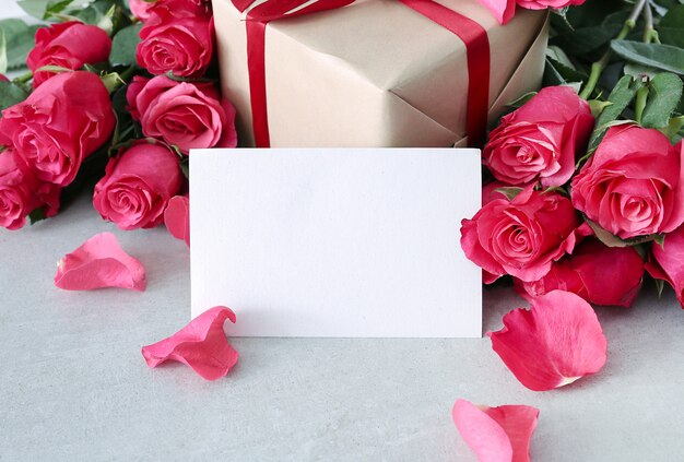 Rosas y caja de regalo para San Valentín