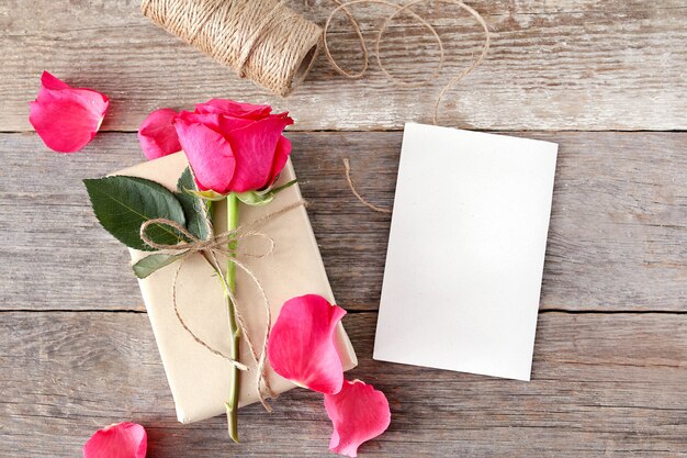 Rosas y caja de regalo para San Valentín