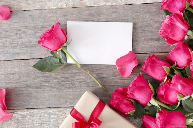 Foto gratuita rosas y caja de regalo para san valentín